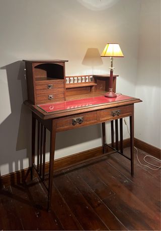 Escritorio Inglés Roble con Cristal Rojo