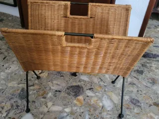 Revistero mimbre y metal