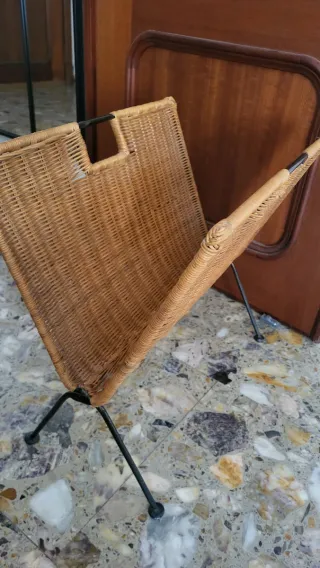 Revistero mimbre y metal