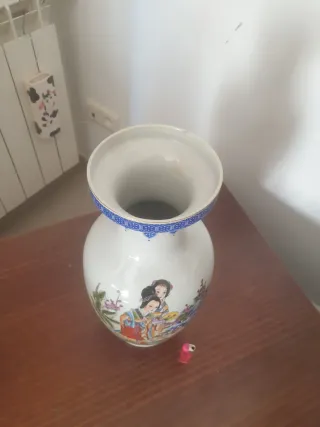 Jarrón de cerámica chino con figuras