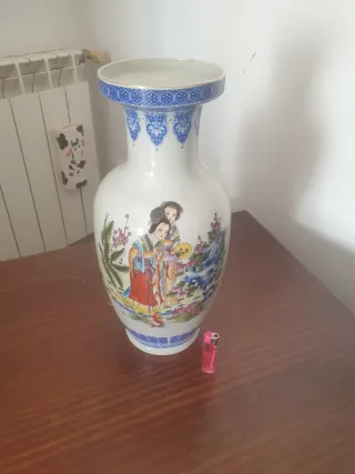 Jarrón de cerámica chino con figuras