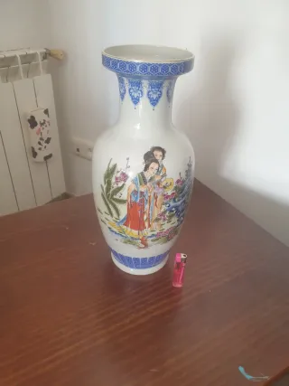 Jarrón de cerámica chino con figuras