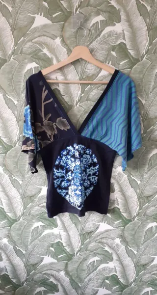 Camiseta Desigual cuello V manga japonesa