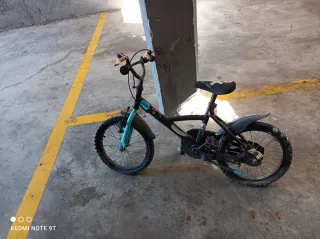 Bicicleta infantil negra y azul