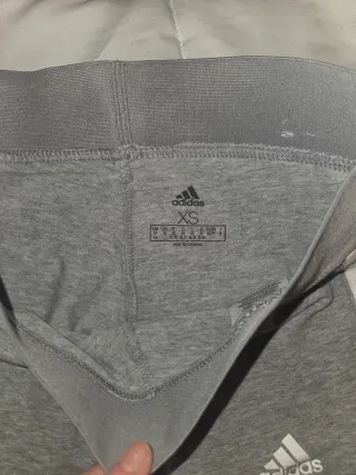 Mallas Adidas grises con 3 rayas