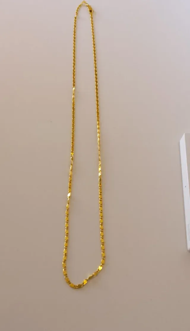 Cadena larga bañada en oro