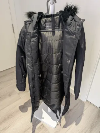 Parka larga negra capucha