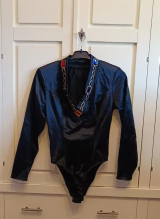 Body de satén negro con pedrería