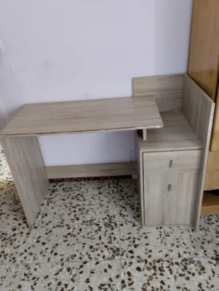 Escritorio de madera color beige y marrón