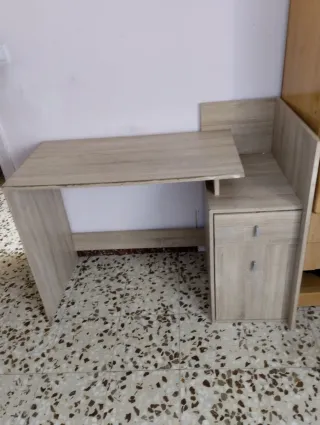 Escritorio de madera color beige y marrón