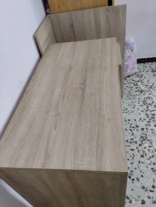 Escritorio de madera color beige y marrón