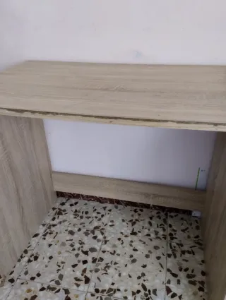 Escritorio de madera color beige y marrón