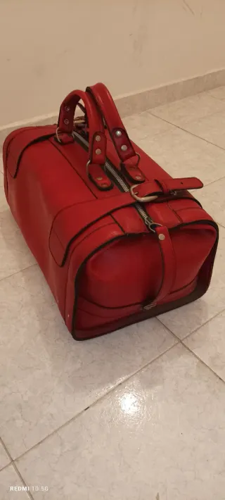 Bolso de viaje rojo de cuero años 60 antiguo