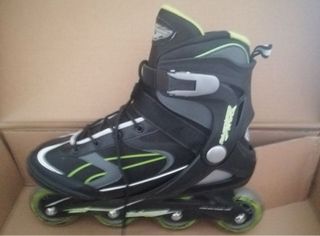 Patines en línea negros y verdes