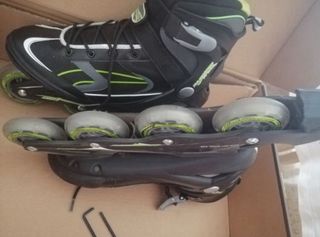 Patines en línea negros y verdes