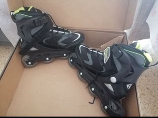 Patines en línea negros y verdes