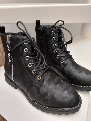 Botín negro con dibujo