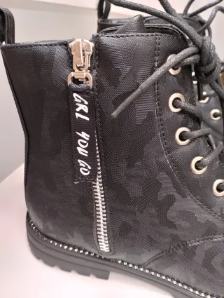 Botín negro con dibujo