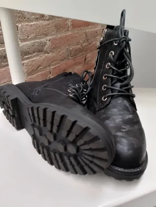 Botín negro con dibujo