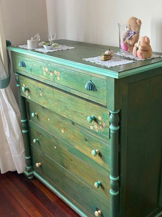 Cómoda de pino pintada a mano