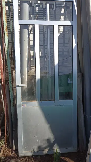 Puerta de aluminio con cristal y marco.