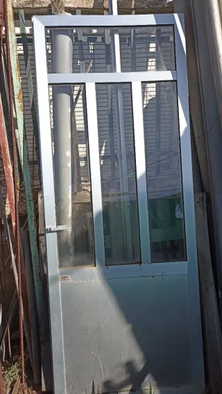 Puerta de aluminio con cristal y marco.