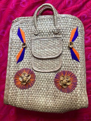 Bolso grande de fibra natural con adornos