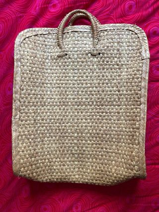 Bolso grande de fibra natural con adornos