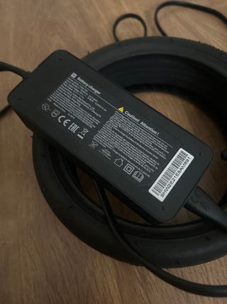 Cargador y Rueda Patinete Eléctrico Xiaomi