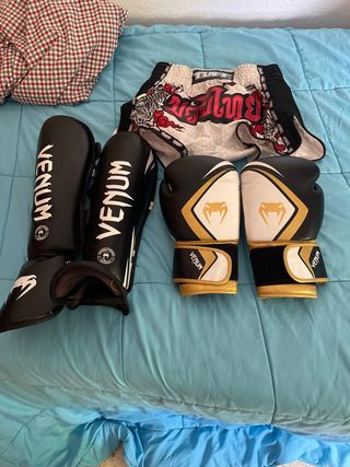 Equipo Muay Thai Venum (Guantes, espinilleras, sho