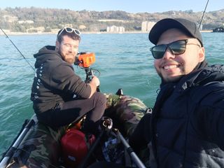 Barca hinchable camuflaje con motor y chalecos