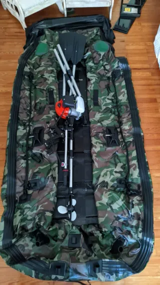 Barca hinchable camuflaje con motor y chalecos