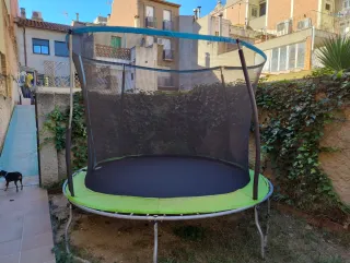 Cama elástica con red de seguridad