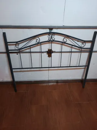 Cabecero de forja negro y gris.