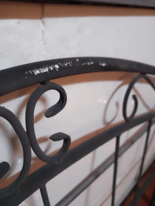 Cabecero de forja negro y gris.