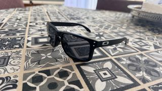 Gafas de sol negras y grises