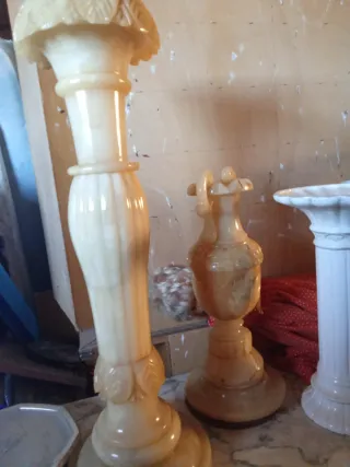 Columna de mármol beige y blanco