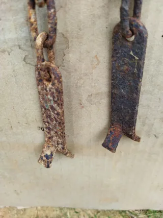 Cuelgues con cadena oxidada antiguos.