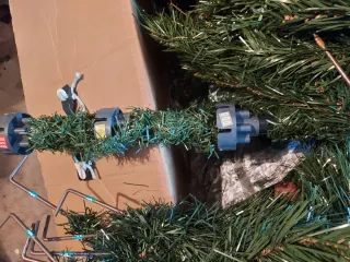 Albero di Natale artificiale con pigne