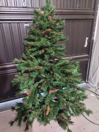 Albero di Natale artificiale con pigne