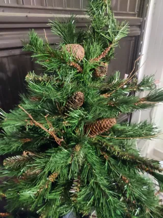 Albero di Natale artificiale con pigne