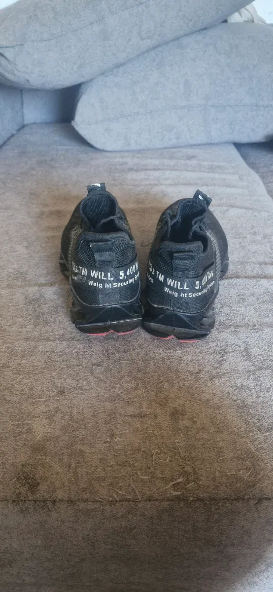 Zapatillas deportivas negras y rojas