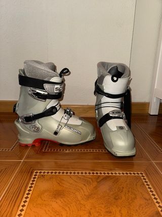 Botas de travesía Scarpa antiguas