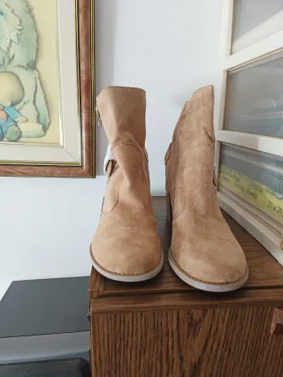 Botines beige con cremallera