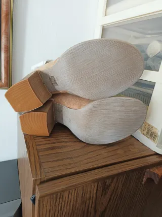 Botines beige con cremallera