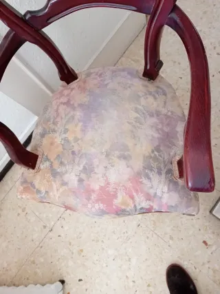 Bonita silla clásica con reposabrazos