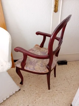 Bonita silla clásica con reposabrazos