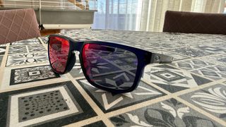 Gafas de sol azules y rojas