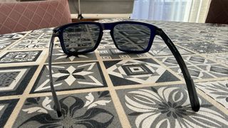 Gafas de sol azules y rojas