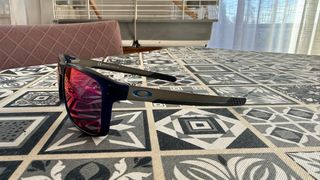 Gafas de sol azules y rojas